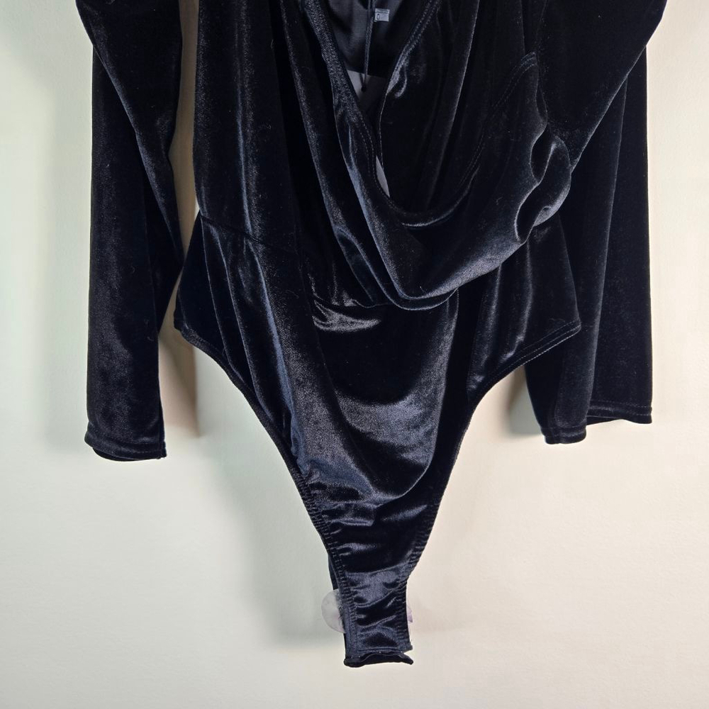Women's PRETTYLITTLETHING Plus Black Velvet Bardot Wrap Bodysuit 18 - Picture 9 of 14